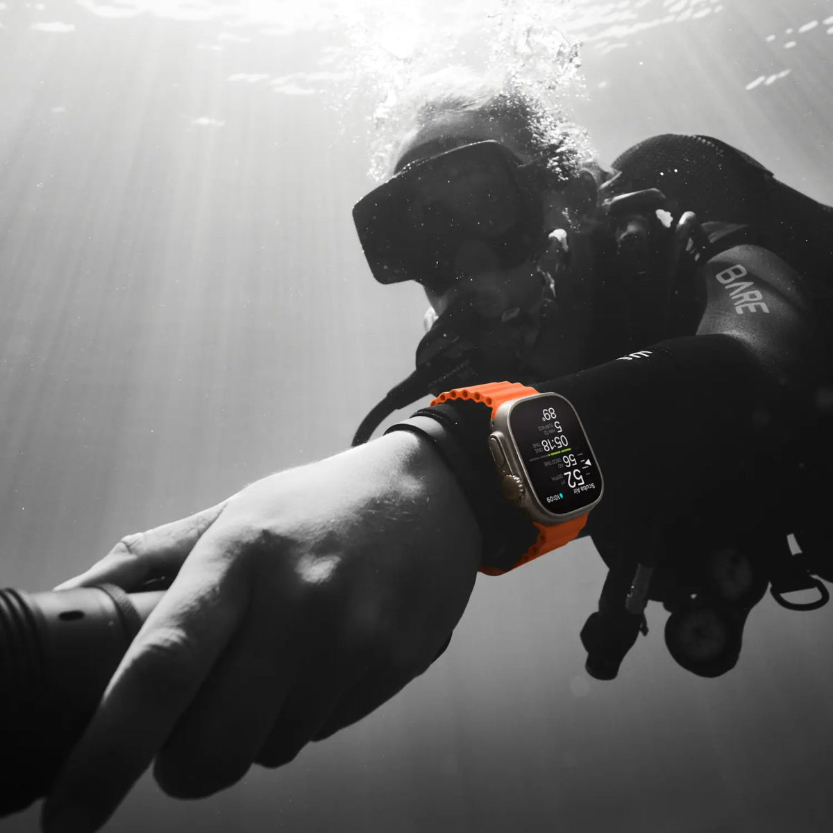 Apple-Watch-Ultra-2-49mm-Ocean-Band-Oranje-4